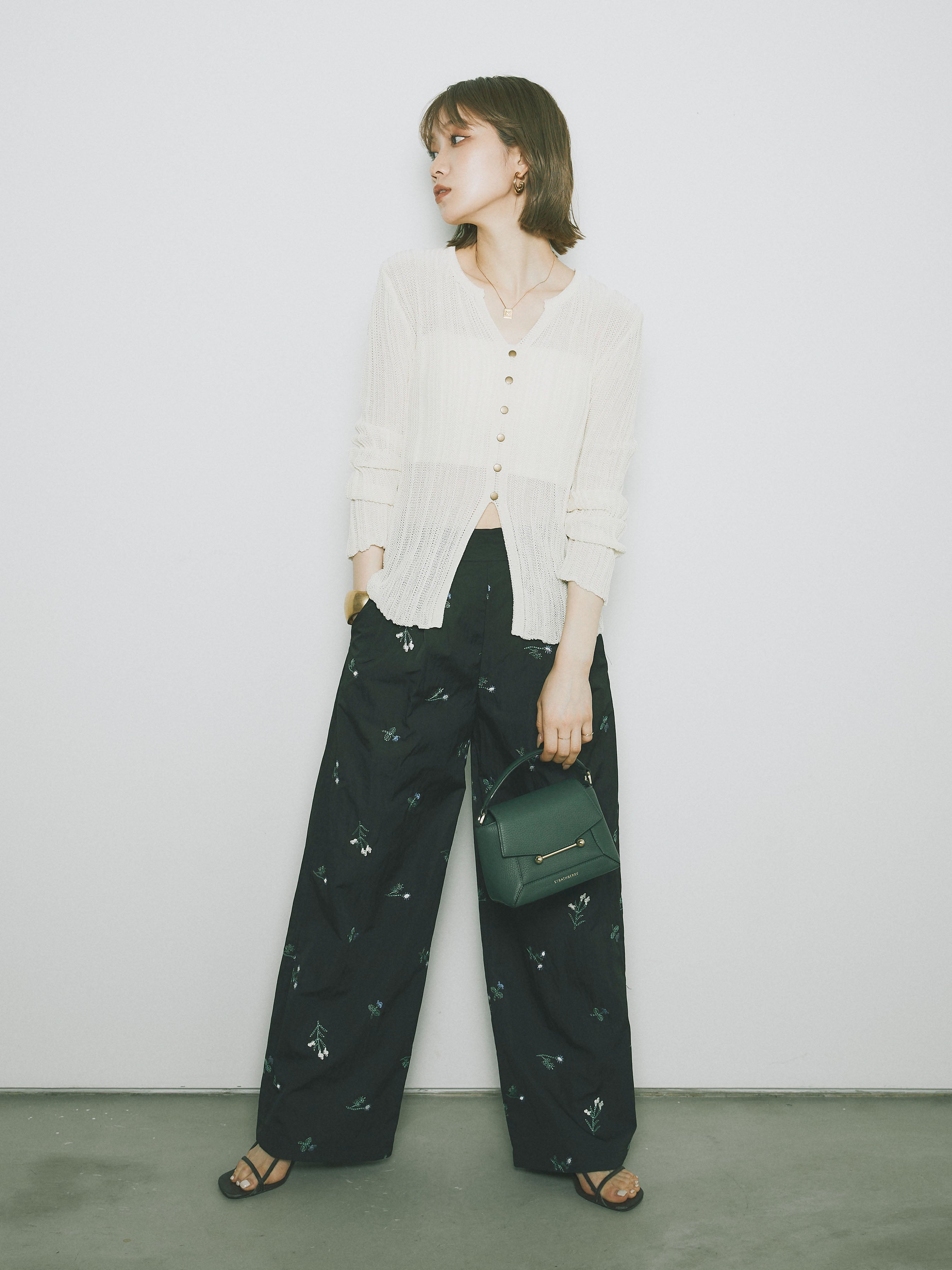 予約]フラワー刺繍タフタタックパンツ/ブラック – Lumier