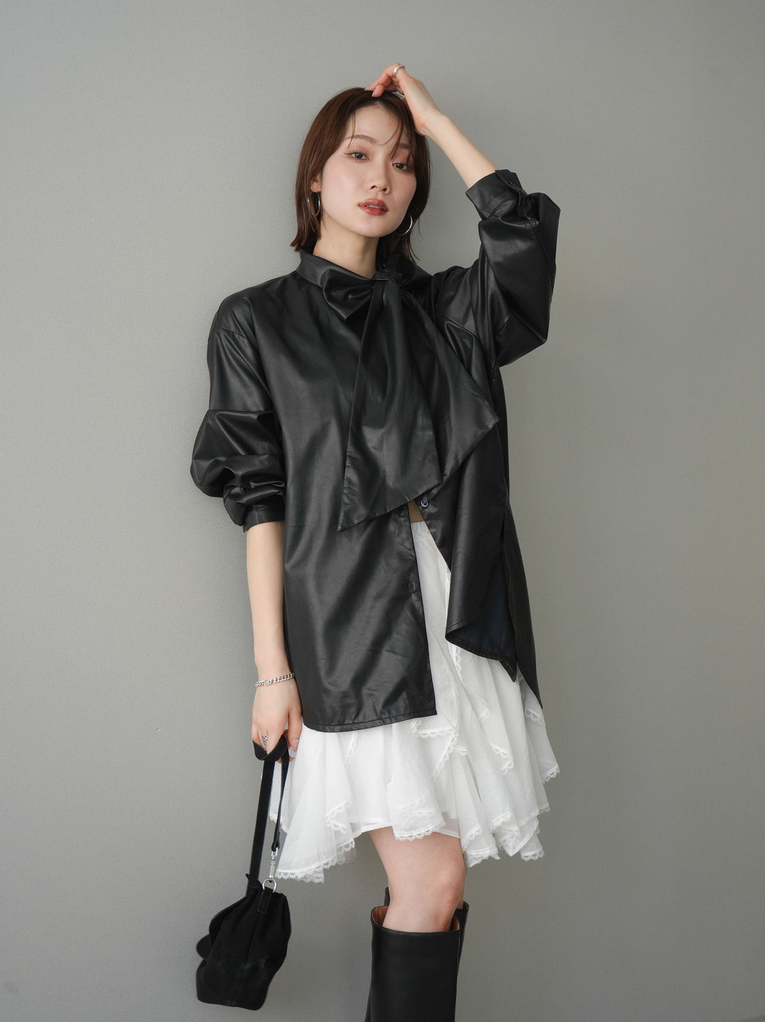 [SET]フェイクレザーボウタイブラウス+ラッフルレースミニスカート(2set)