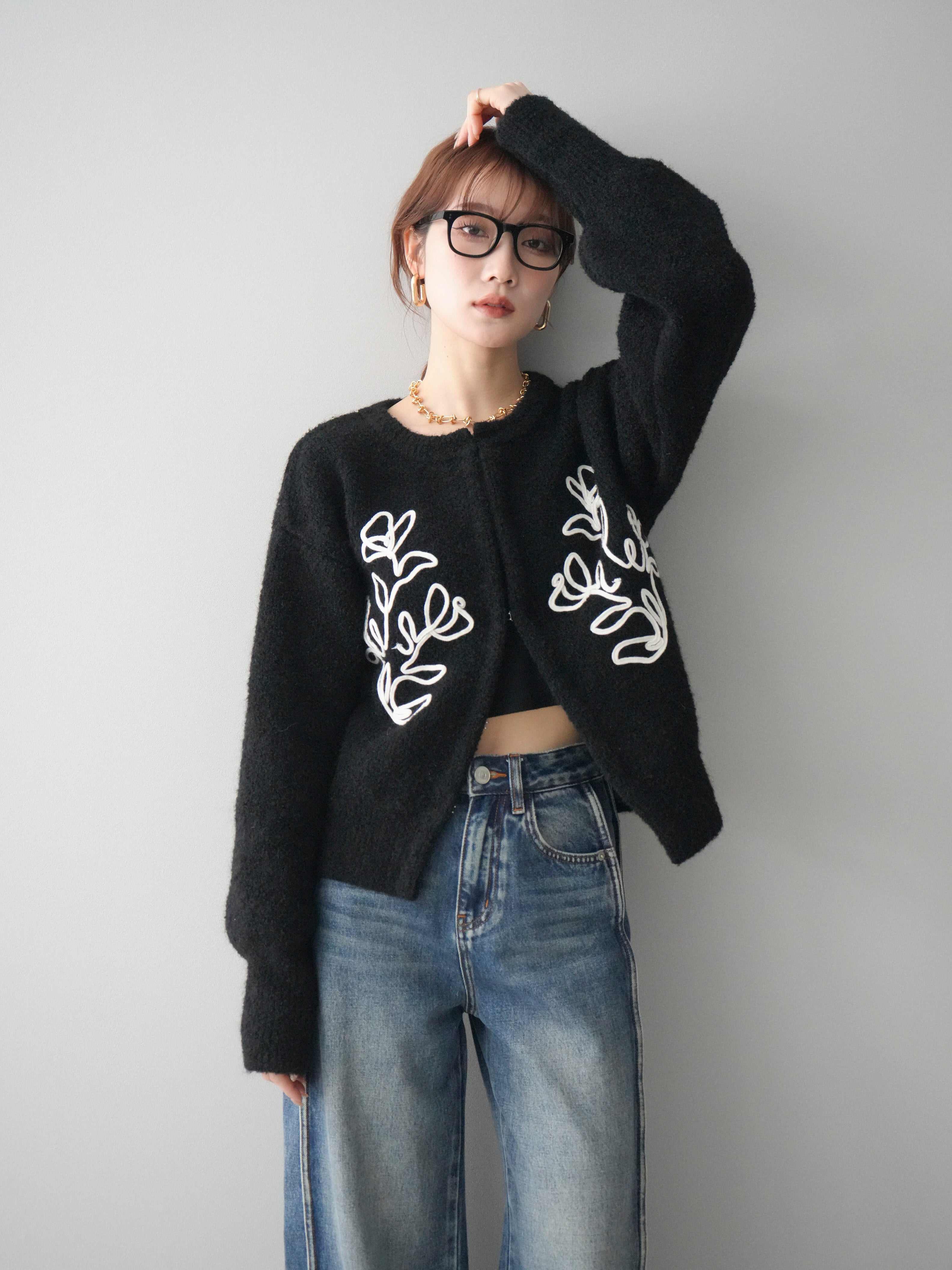 予約]テープ刺繍ホック開きブークレニットカーディガン/black – Lumier