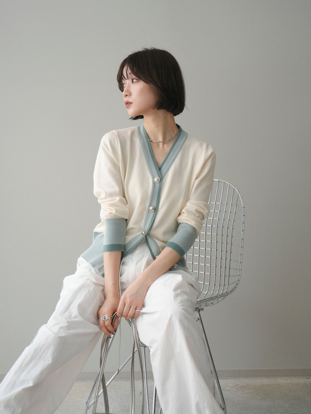 [予約]デザインボタン配色Vネックニットカーディガン/offwhite