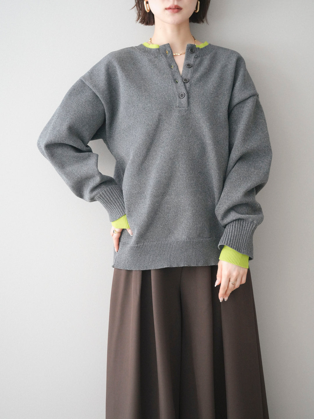 [予約]2WAYネック配色レイヤードニットプルオーバー/charcoal