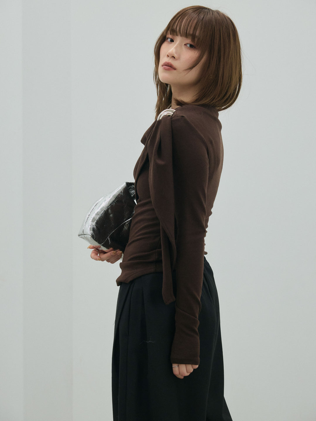 【Allure】[SET]ブローチ付ドレープ裏起毛トップス+モックスカルゼサイドタックコクーンパンツ(2set)