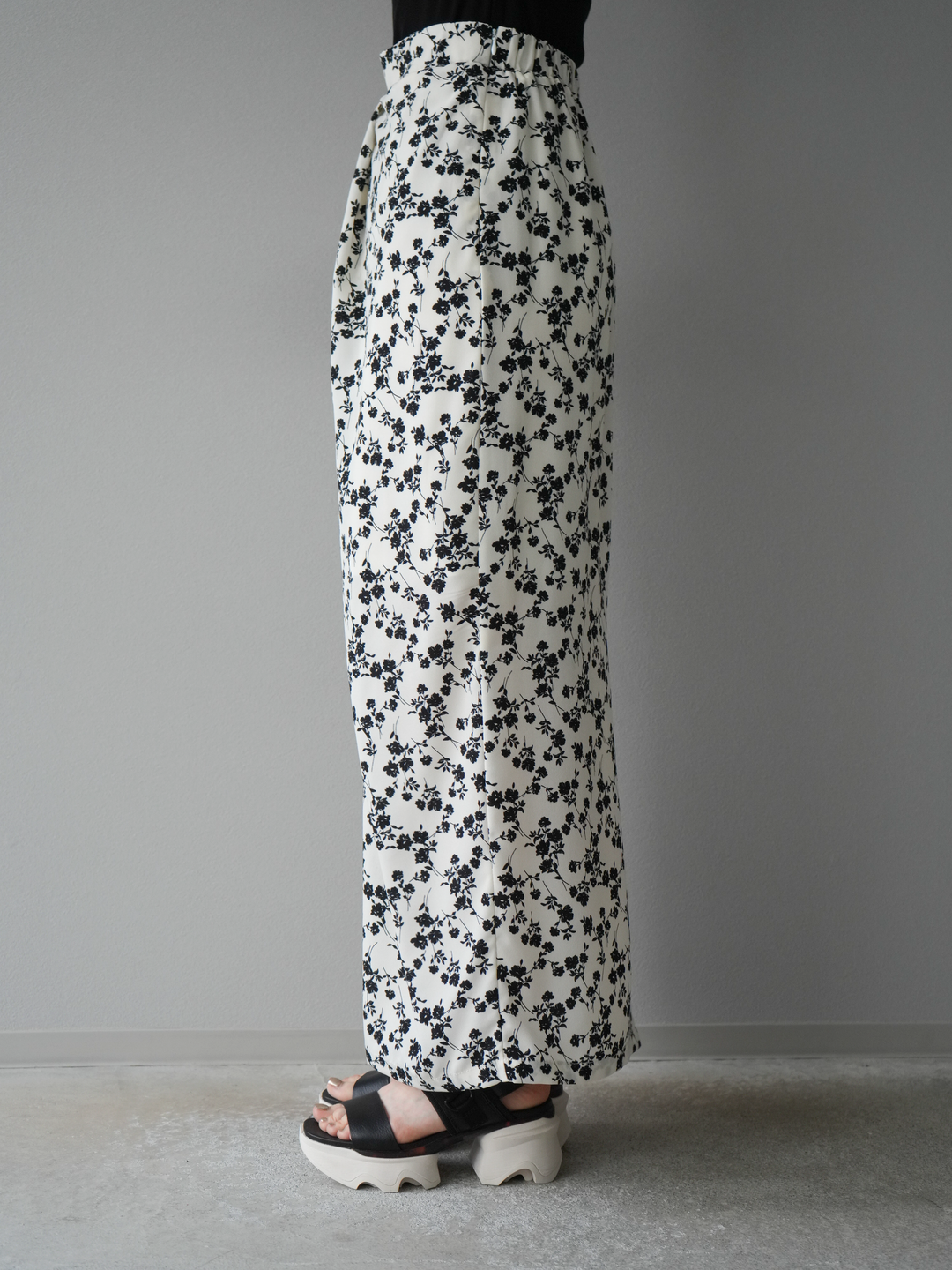 [SET]フラワープリントフレンチスリーブブラウス+フラワープリントタックIラインスカート(2set)