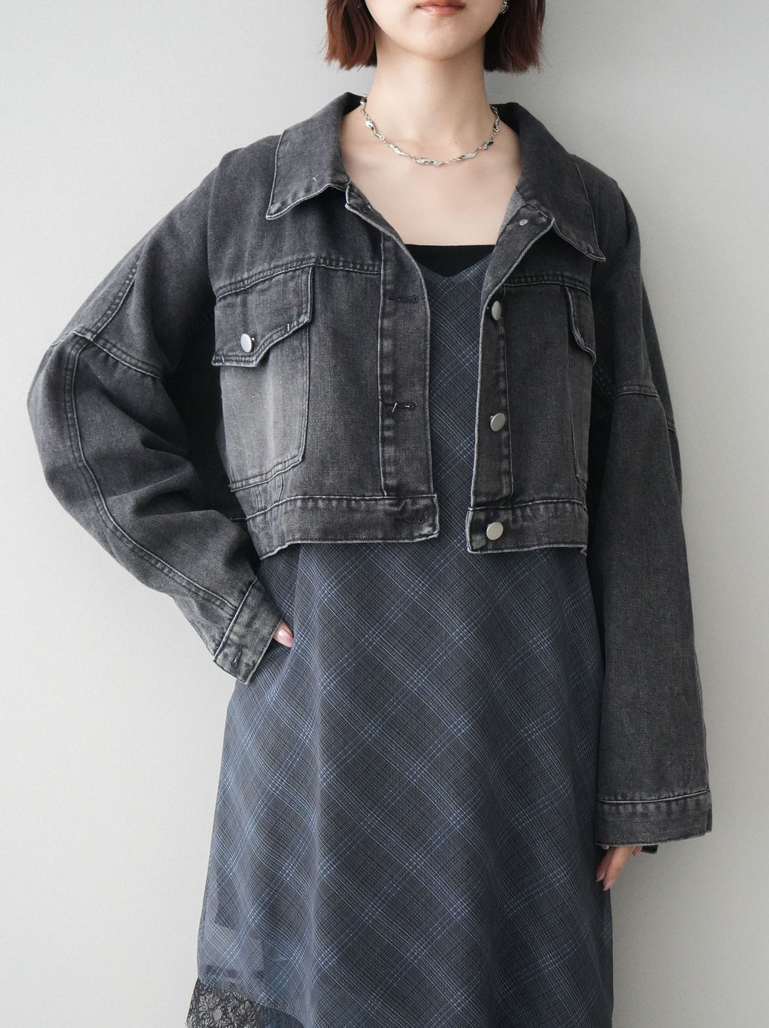 【套裝】牛仔短版襯衫外套+不對稱格紋蕾絲吊帶背心+流蘇半喇叭牛仔褲（三件套）