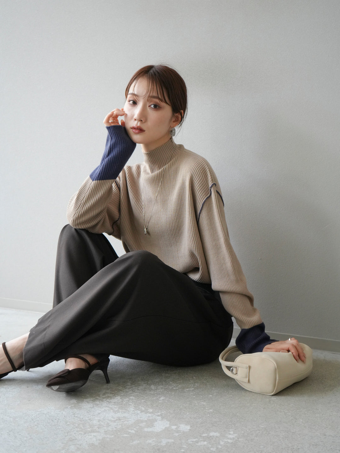 [予約]ボトルネック配色リブニットプルオーバー/ベージュ×アイアンブルー