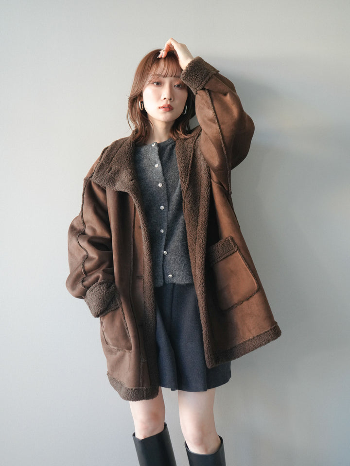 [予約]スタンドネックフェイクムートンミディアムコート/brown
