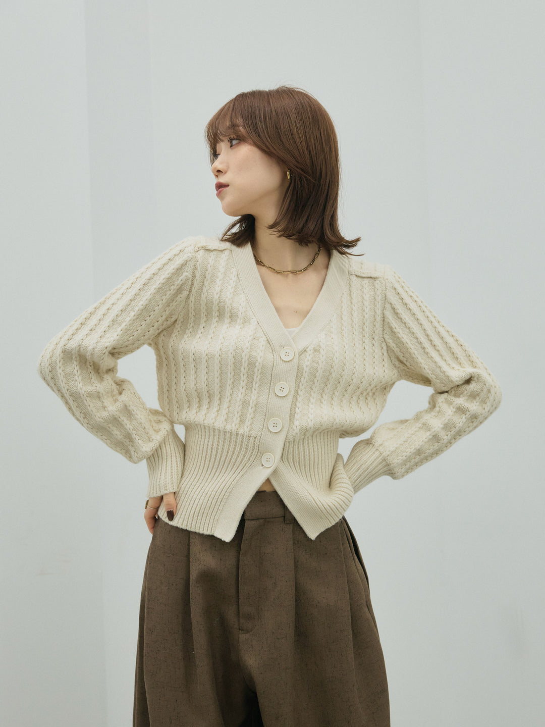 【Allure】[SET]編みこみVネックニットカーディガン+モックスカルゼサイドタックコクーンパンツ(2set)