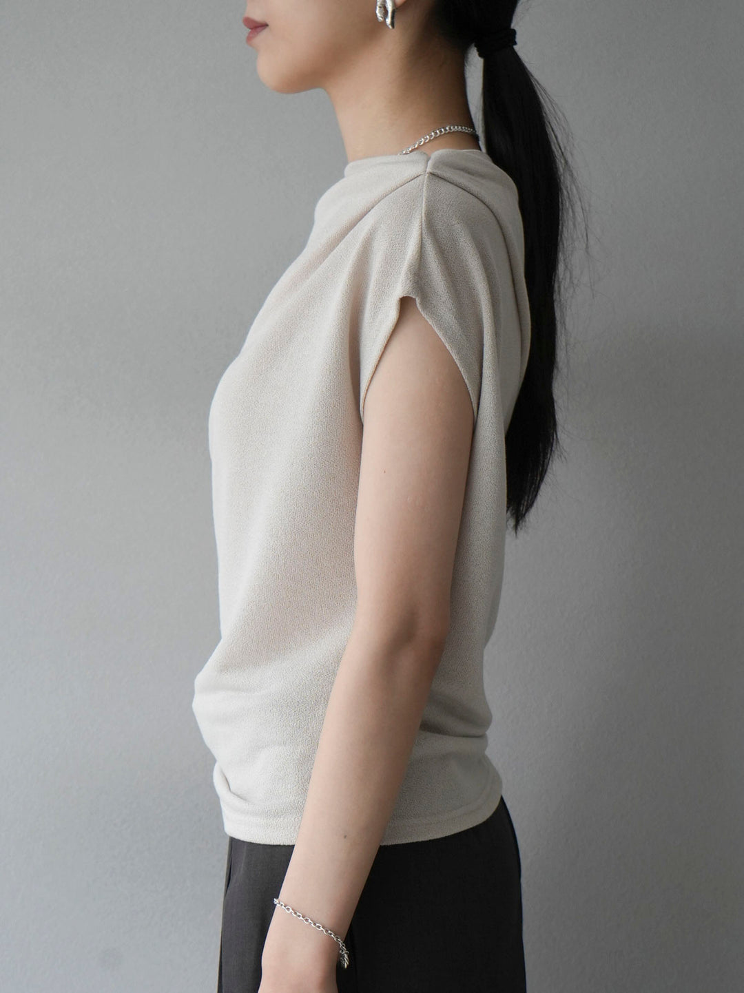 [Pre-order] Asymmetrical tuck sleeveless knit/beige