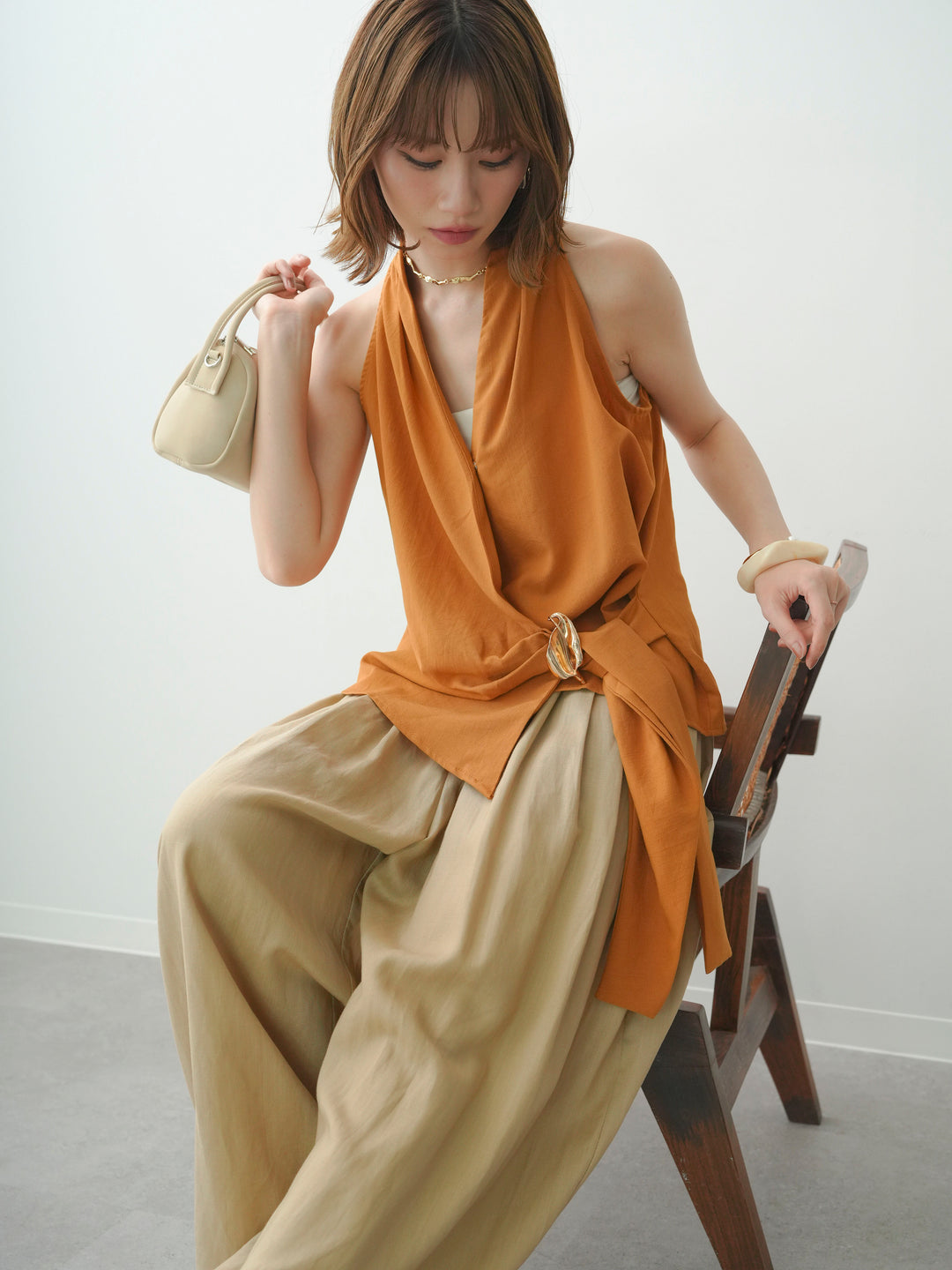 [SET]ゴールドモチーフカシュクールノースリトップス+フロントボタンタックワイドパンツ(2set)