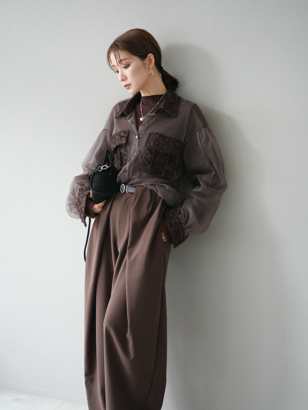 [SET]フリンジジャガード×チュールレイヤードシャツ+アームシャギーランダムリブニットトップス+ベルト付タックワイドパンツ(3set)