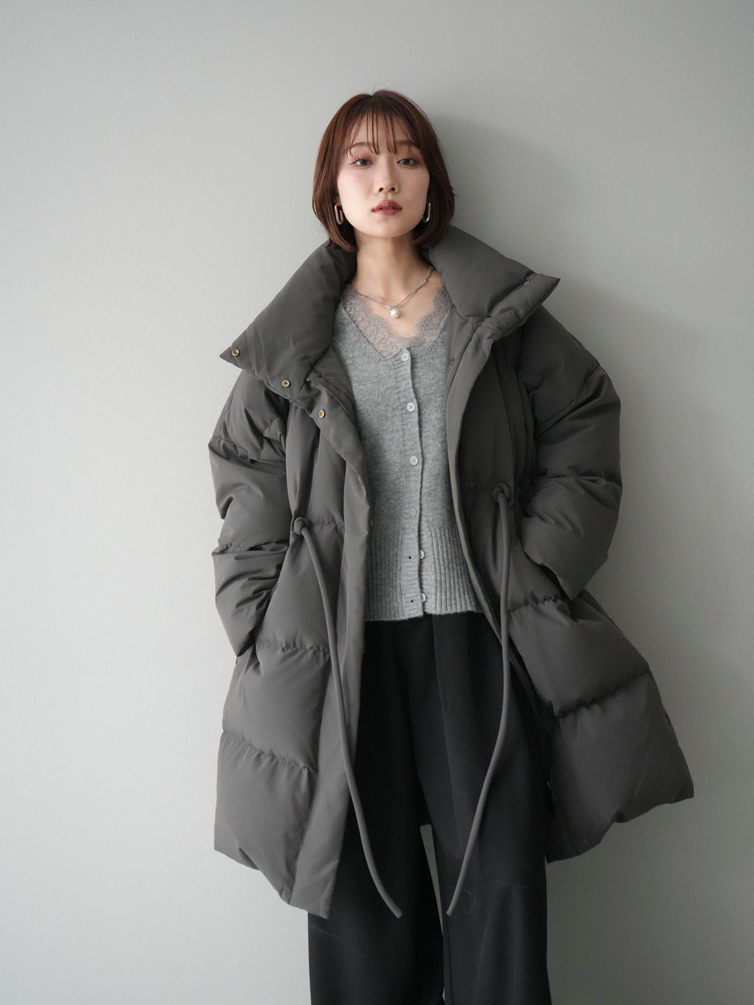 [20%オフ]スタンドカラーウエストベルトミドルダウンコート/gray