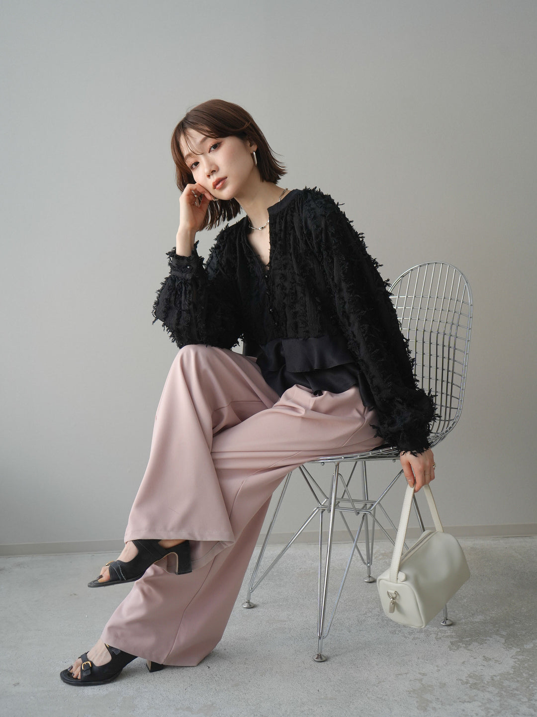 [予約]ジャガードぺプラムフリルブラウス/black