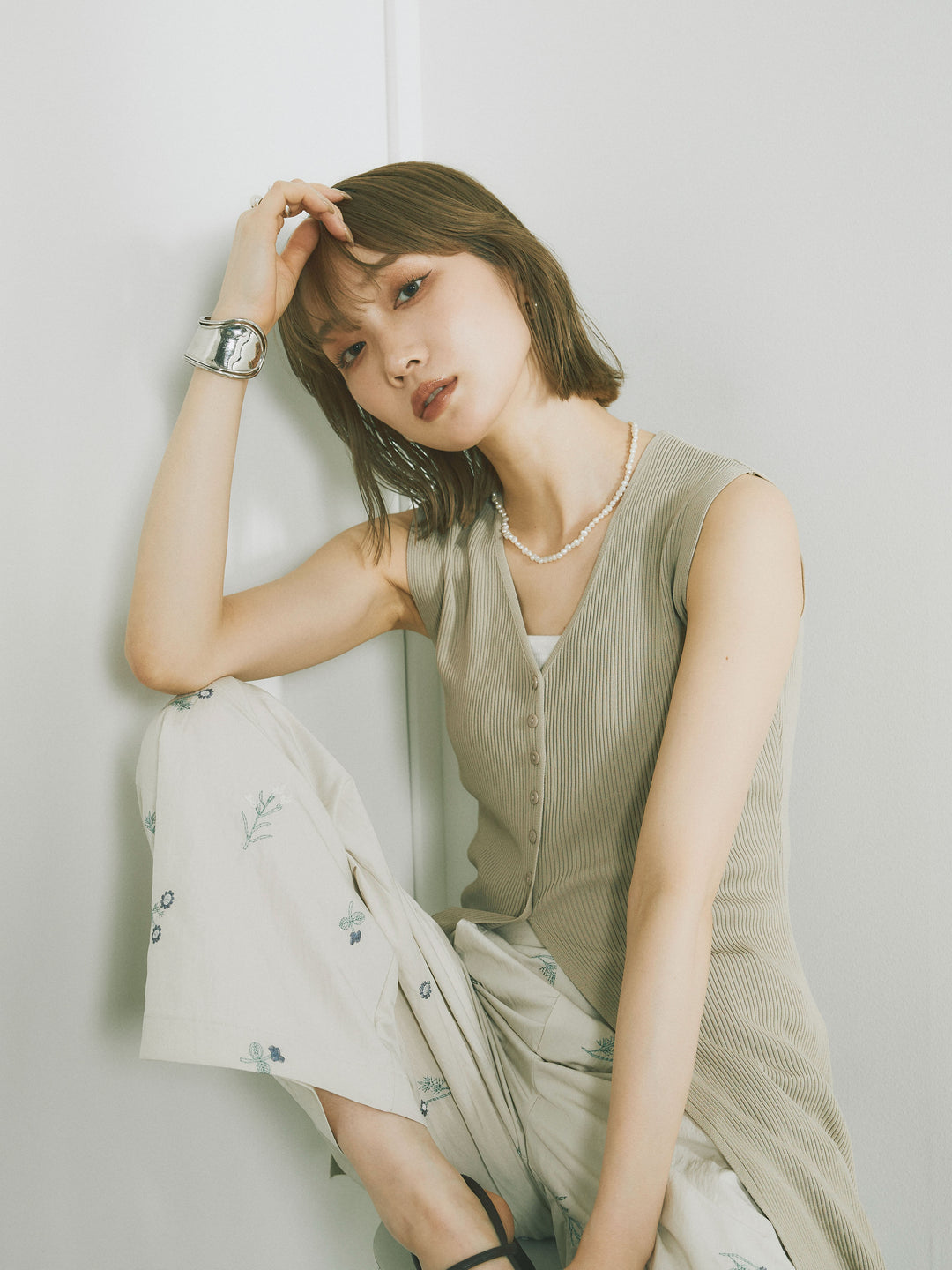 [予約]フロントスリットリブシェイプニットトップス/ベージュ