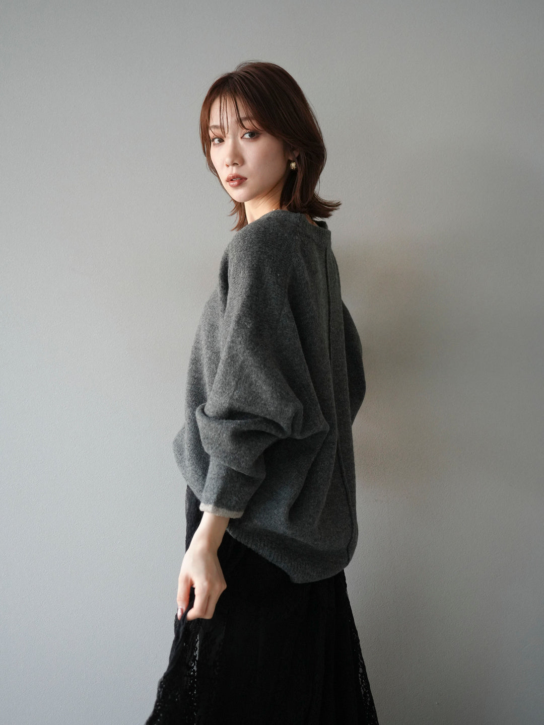 【預訂】V領撞色袖針織套頭衫/炭灰