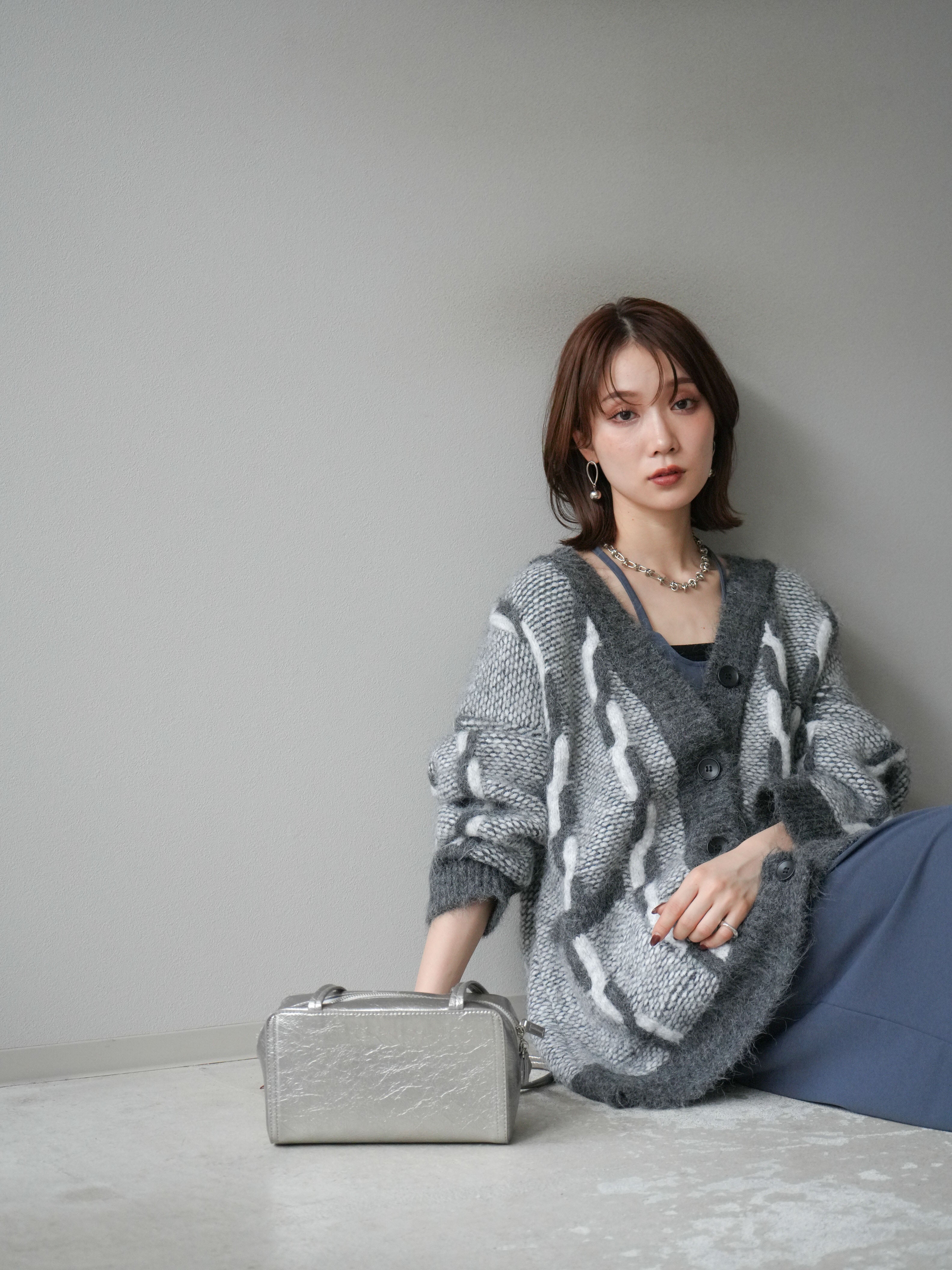 予約]バイカラー編み込みデザインニットカーディガン/グレー – Lumier