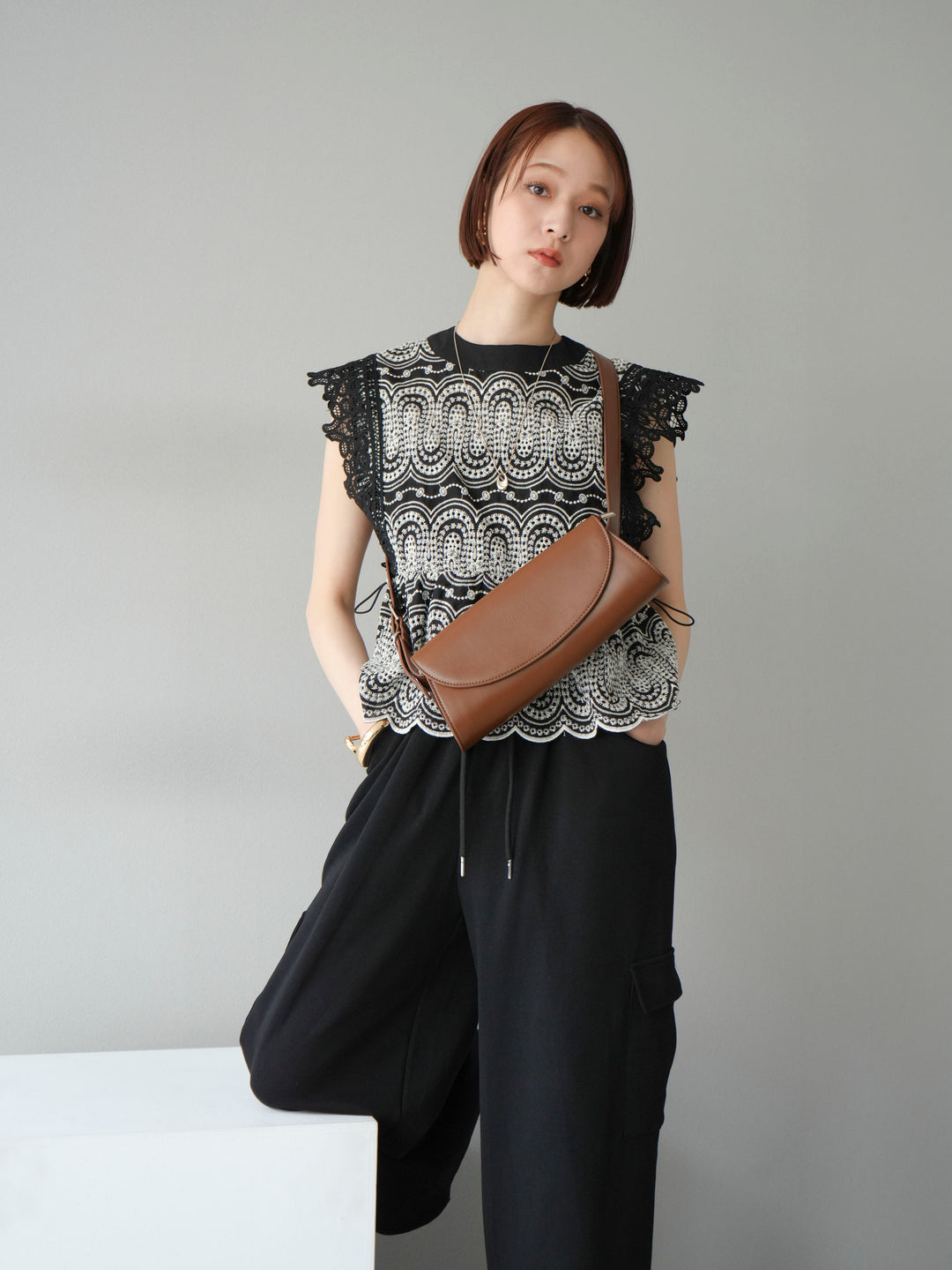 [SET] 扇貝刺繡蕾絲上衣 + 腰線側袋運動褲（2 組）