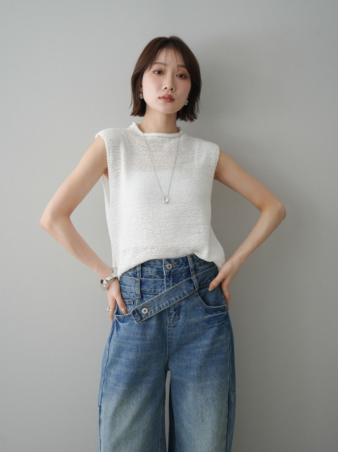 【套裝】無袖亞麻質感透視針織套頭衫 + 不對稱闊腿牛仔褲（兩件套）