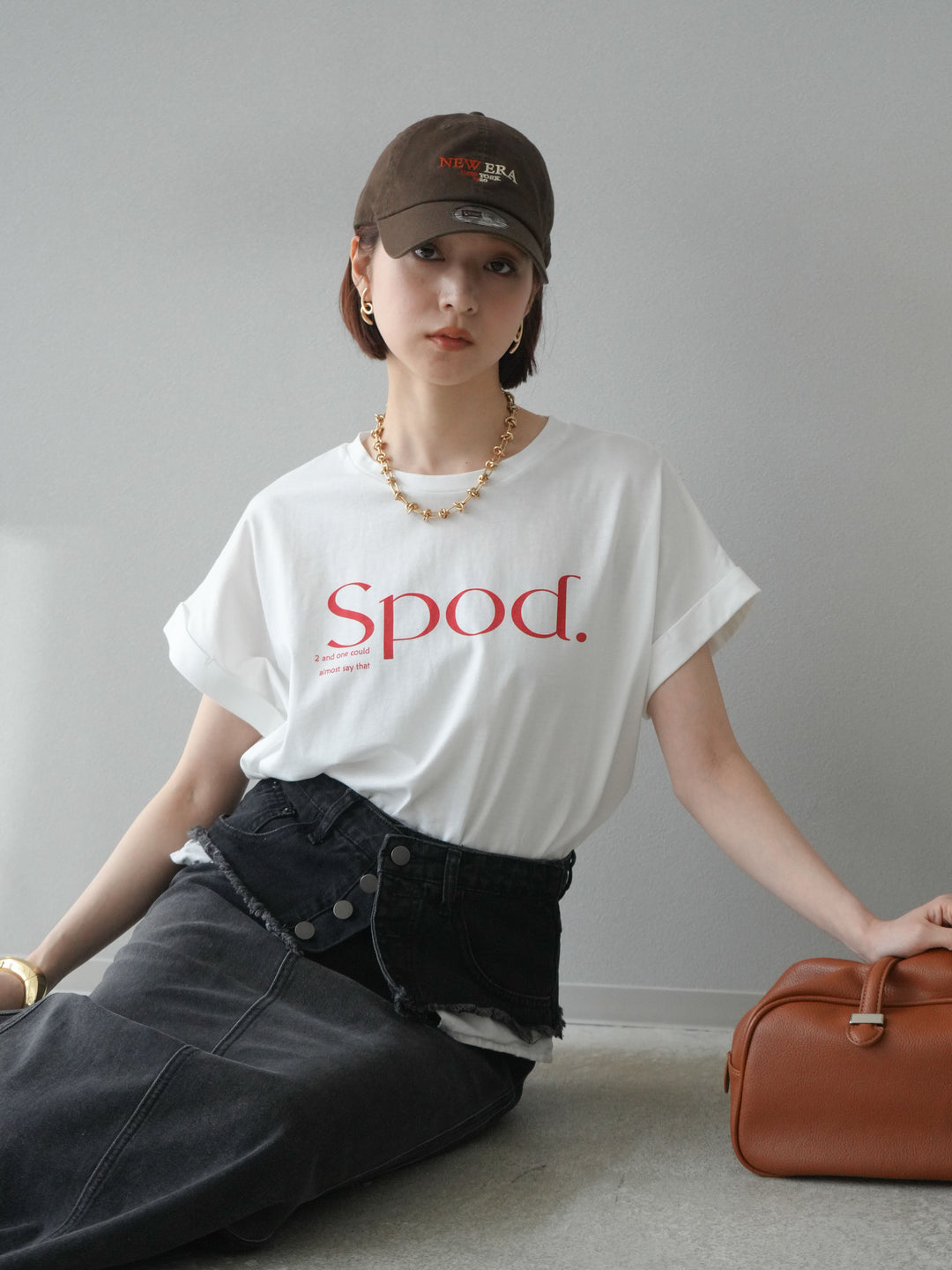 [予約]ドライタッチコットンバックラウンドヘムロゴTシャツ/オフ×レッド