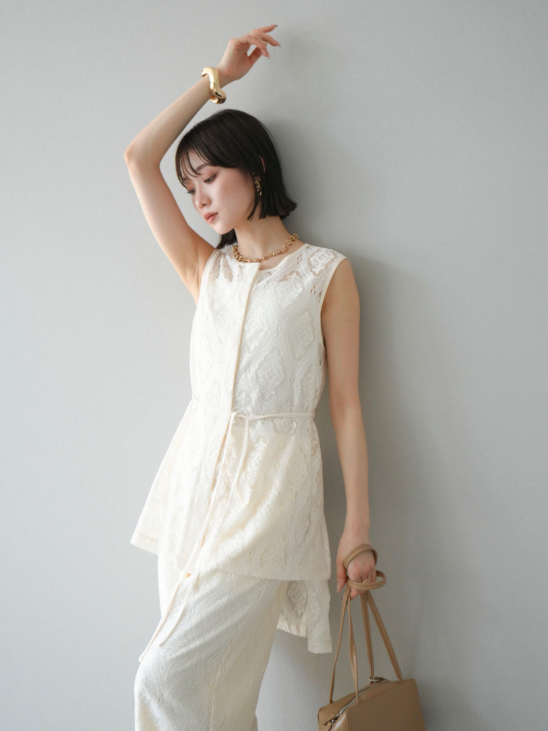 [SET] 緞面滾邊蕾絲無袖上衣 + 蕾絲疊穿休閒褲 (2件套)