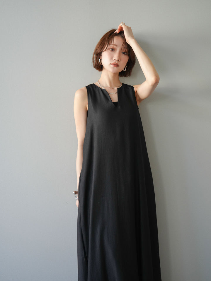 [予約]スキッパーフレアノースリーブワンピース/black