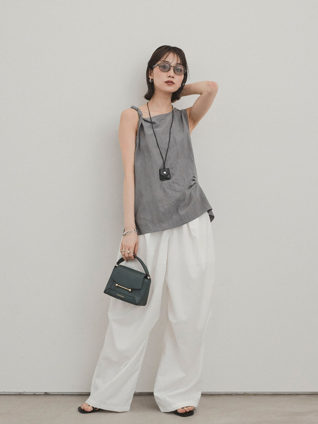 [SET]レザーネックレス付ツイストノースリブラウス+デザインループサイドタックパンツ(2set)