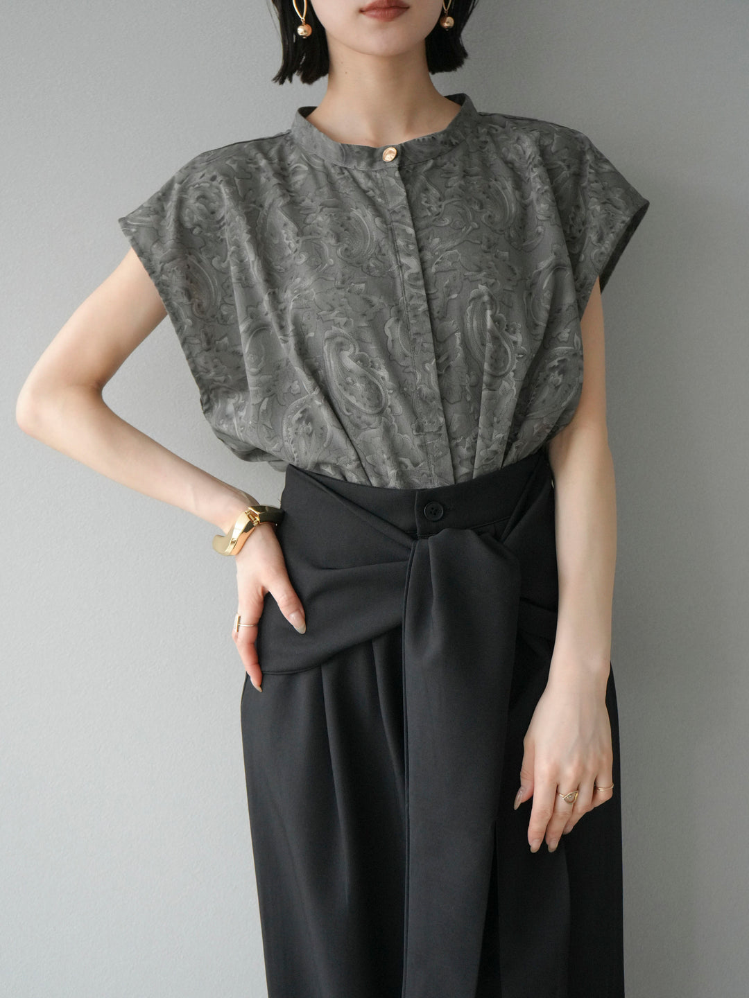 [予約]ペイズリープリントゴールドボタンブラウス/グレー