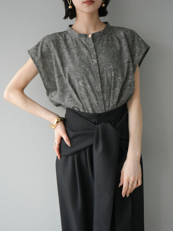 [予約]ペイズリープリントゴールドボタンブラウス/グレー