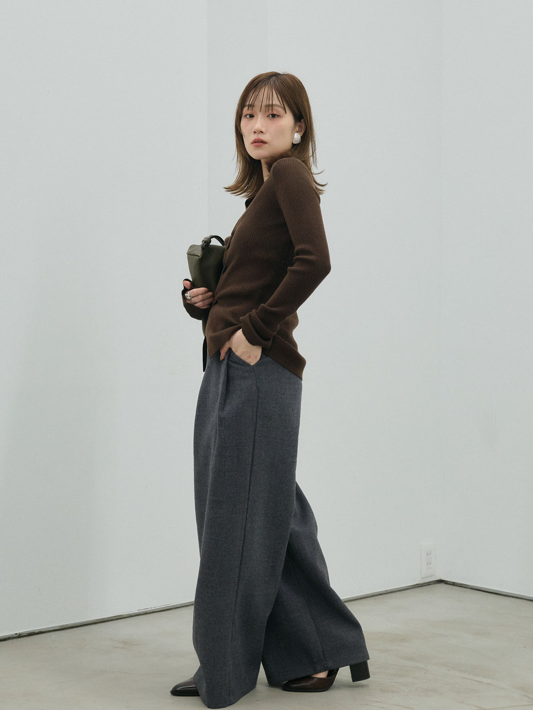 【Allure】[SET]フロントツイストリブニットトップス+ループデザインツイルワイドパンツ(2set)