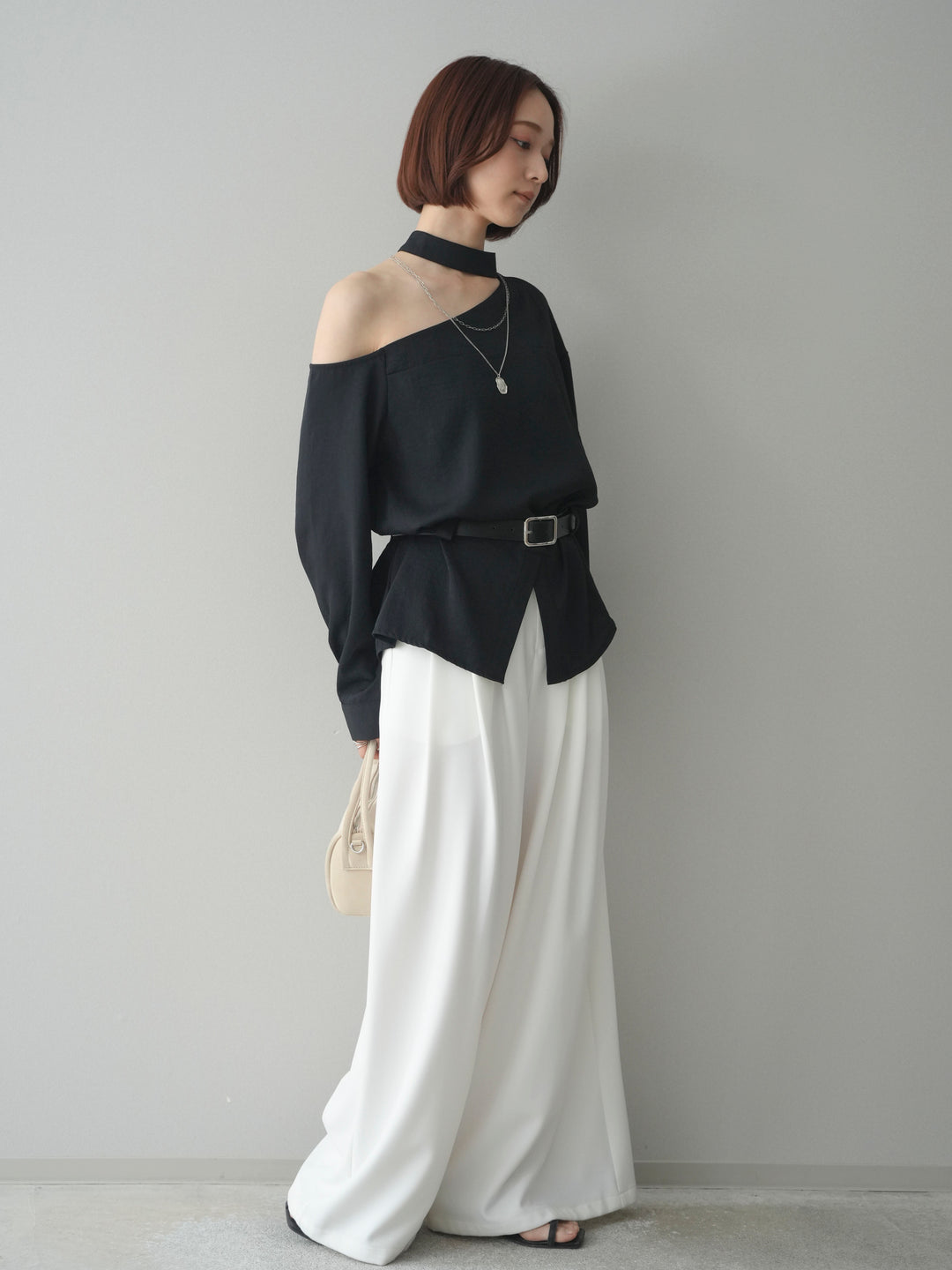 [SET]ベルト付ワンショルダースリットブラウス+編み込みベルト付タックワイドパンツ(2set)