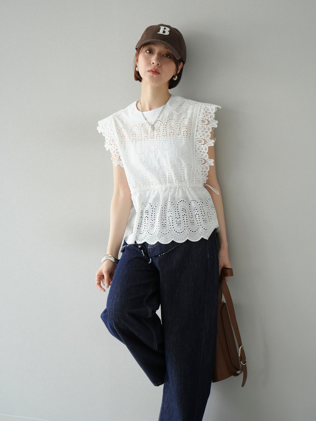 [SET] 扇貝刺繡蕾絲上衣 + 臀部設計牛仔褲 (2set)