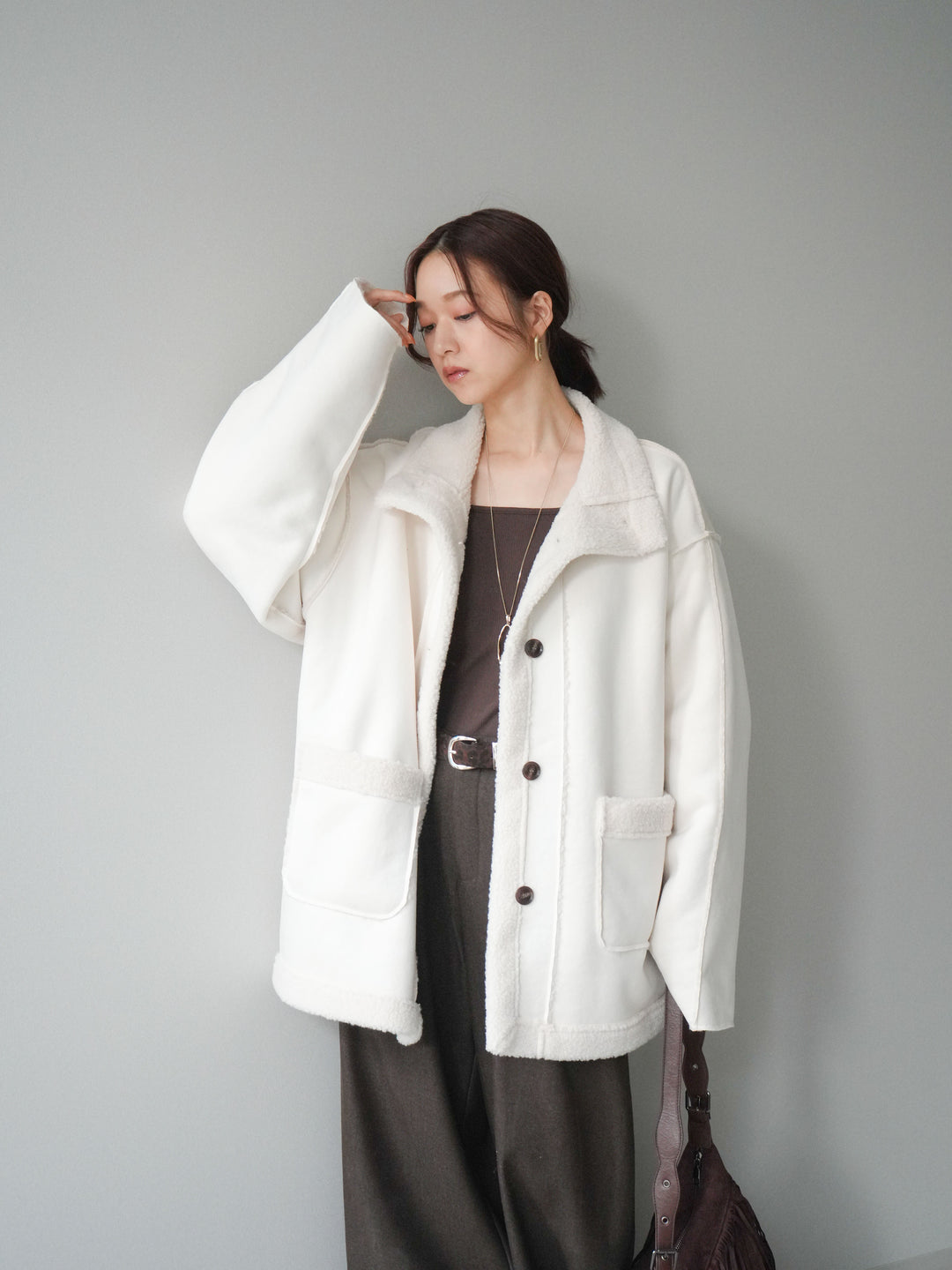 [SET]スタンドネックフェイクムートンミディアムコート+カップ付きバッククロスキャミソール(2set)