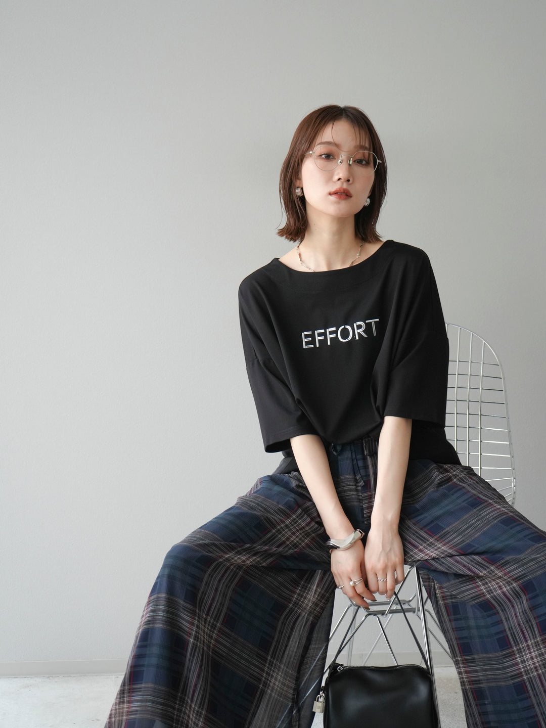 [套裝] 不同材質金屬標誌刺繡 x 印花T卹 + 透視格紋寬鬆褲（2 件套）