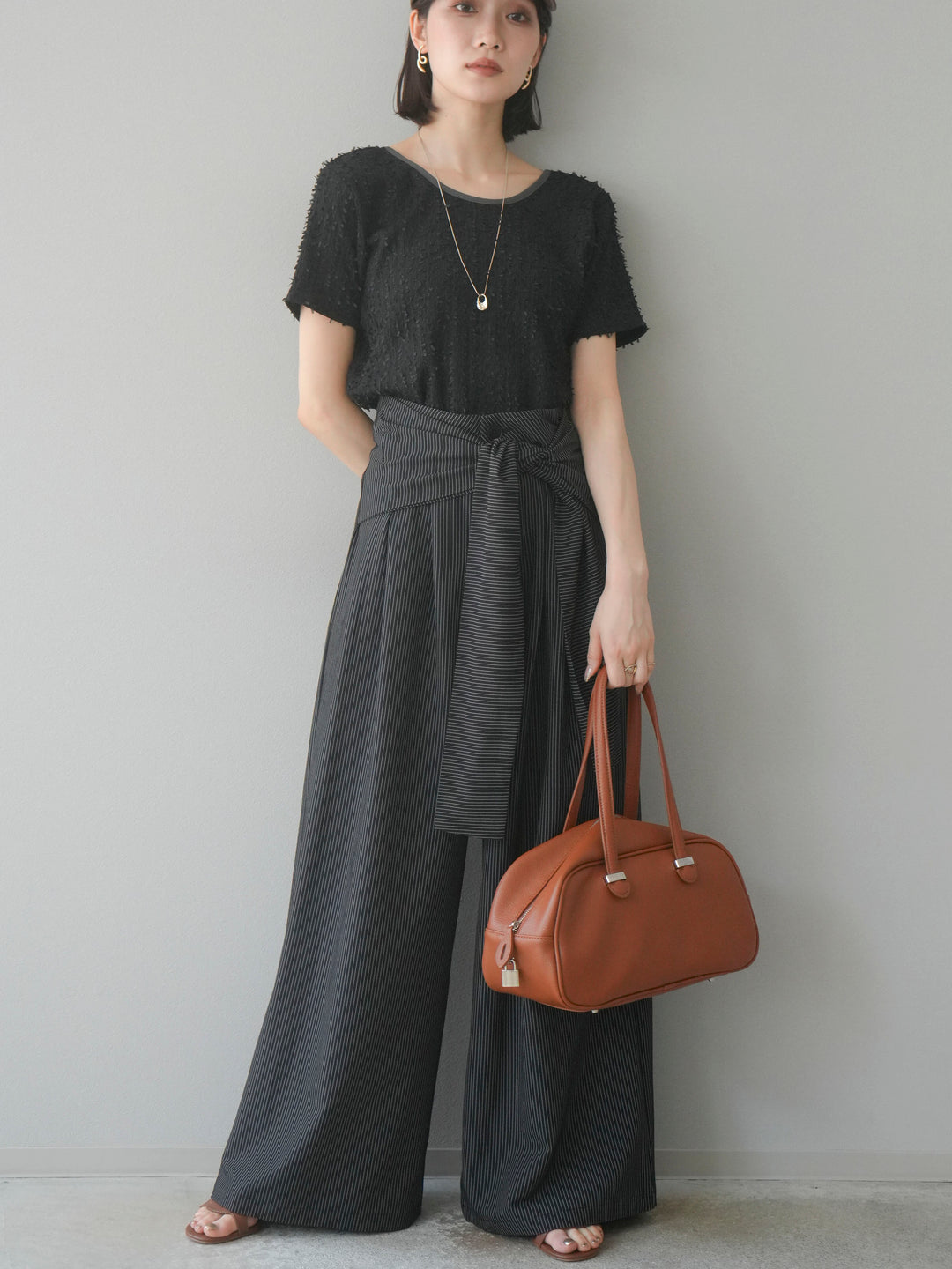 【預購】同色系滾邊蓬鬆剪裁上衣/黑色