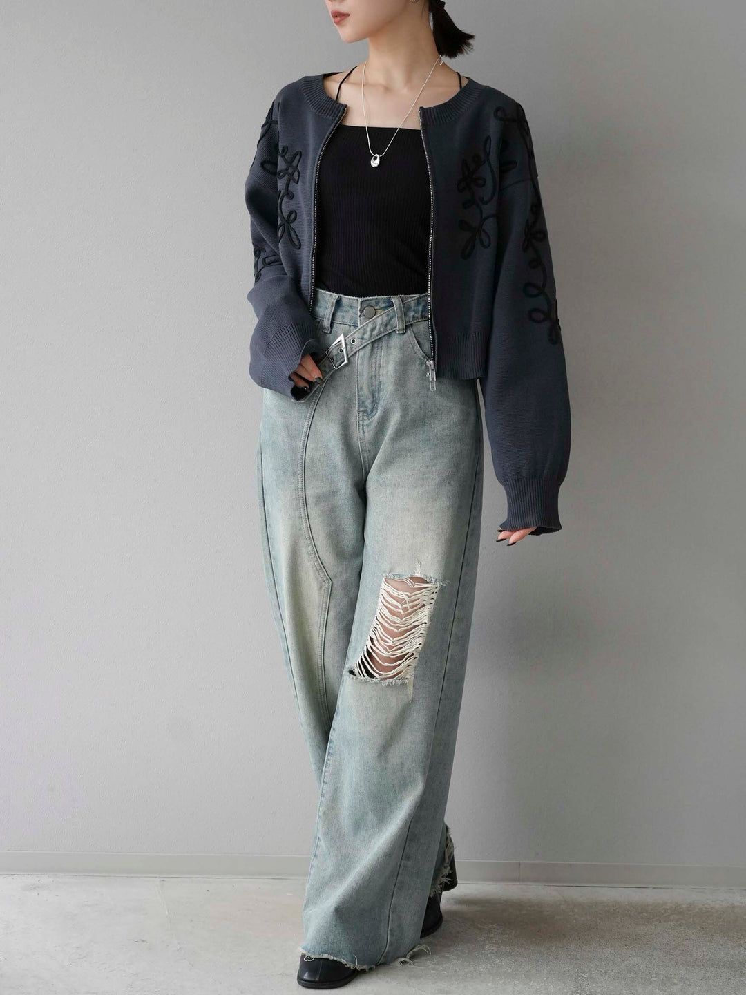 [SET]コード刺繍コットンニットジップカーディガン+ダブルストラップカットリブブラキャミソール+ベルトアシンメトリーダメージデニム(3set)