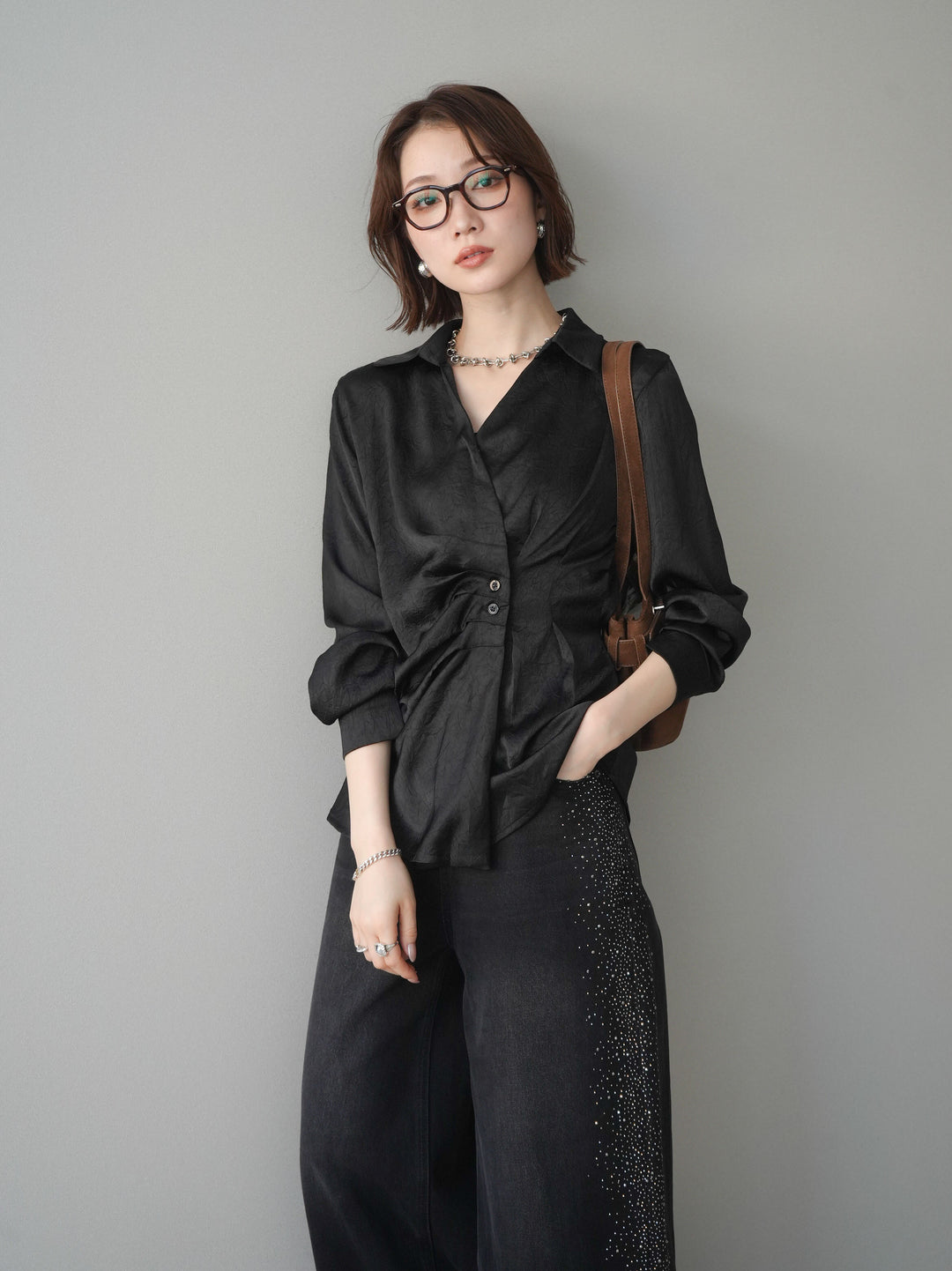[予約]サイドギャザーアシンメトリーデザインサテンブラウス/black