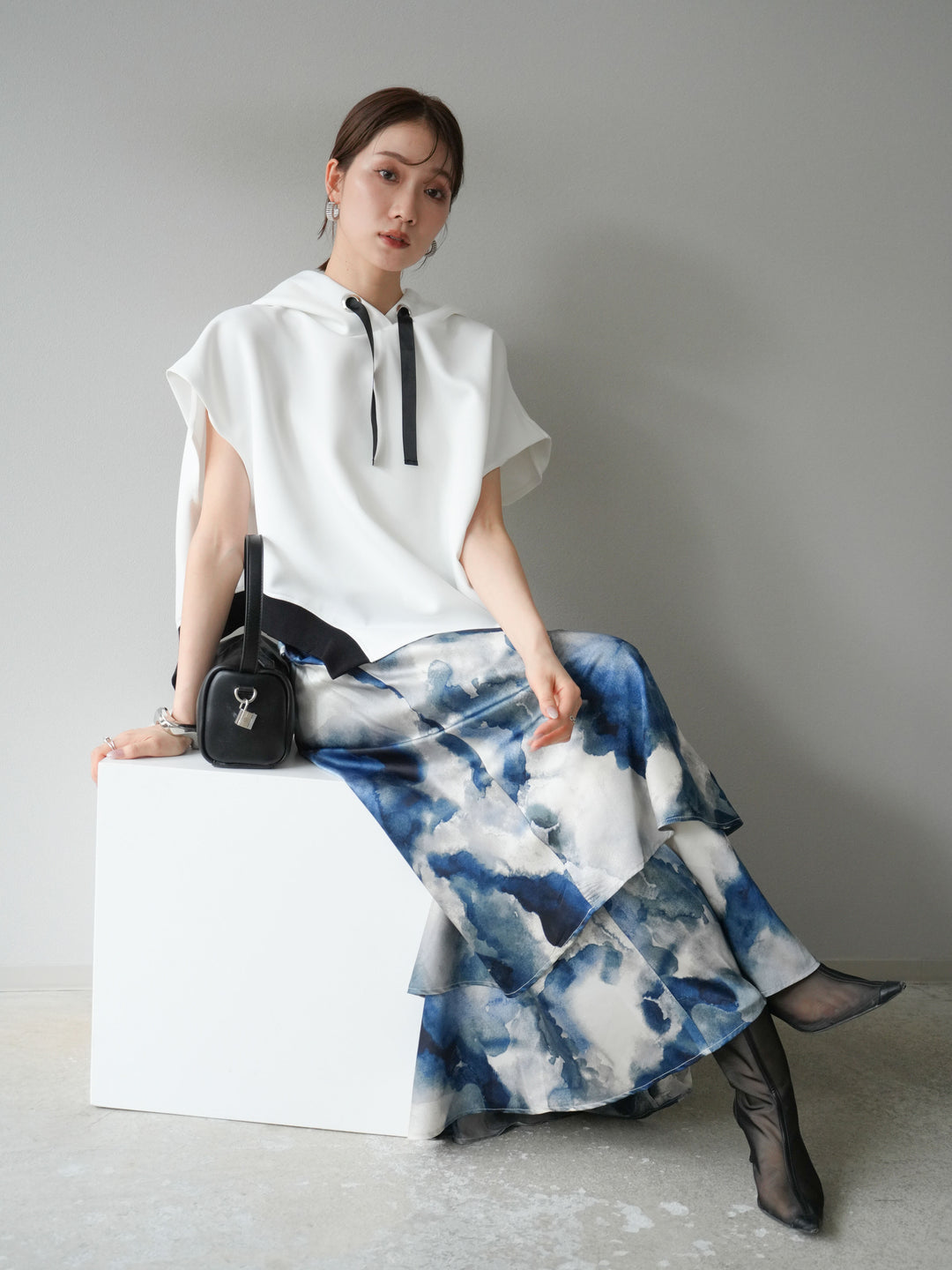 [SET]アシンメトリードルマンバックZIPフーディー+ニュアンスサテンフリルスカート(2set)