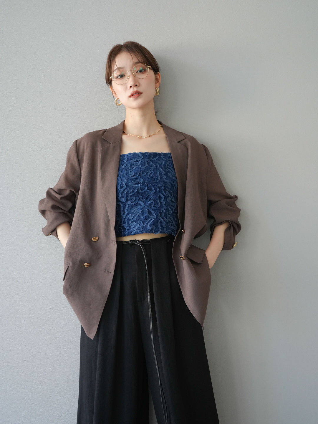 [SET] 金色扣環透視外套 + 滾邊花朵透視天鵝絨吊帶背心 + 繩紋腰帶麻感寬褲 (3 件套)