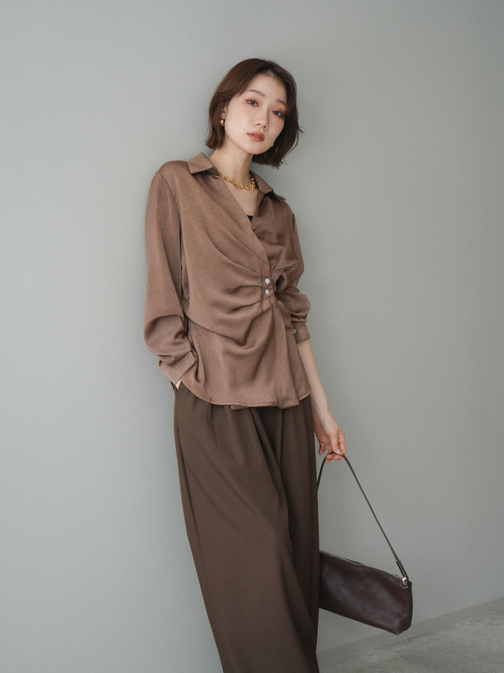 [予約]サイドギャザーアシンメトリーデザインサテンブラウス/brown