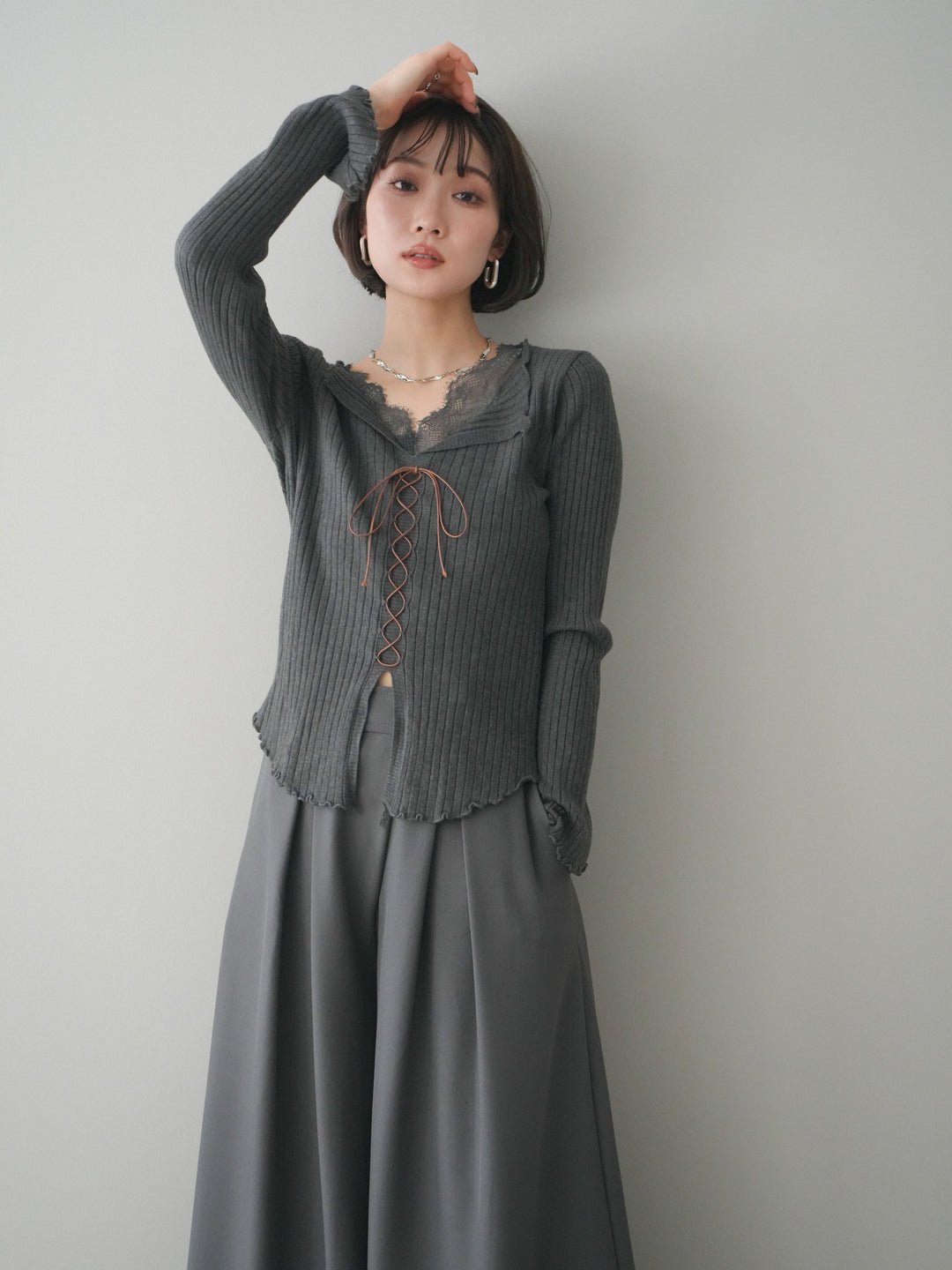 [予約]レースネックレースアップリブニットトップス/gray