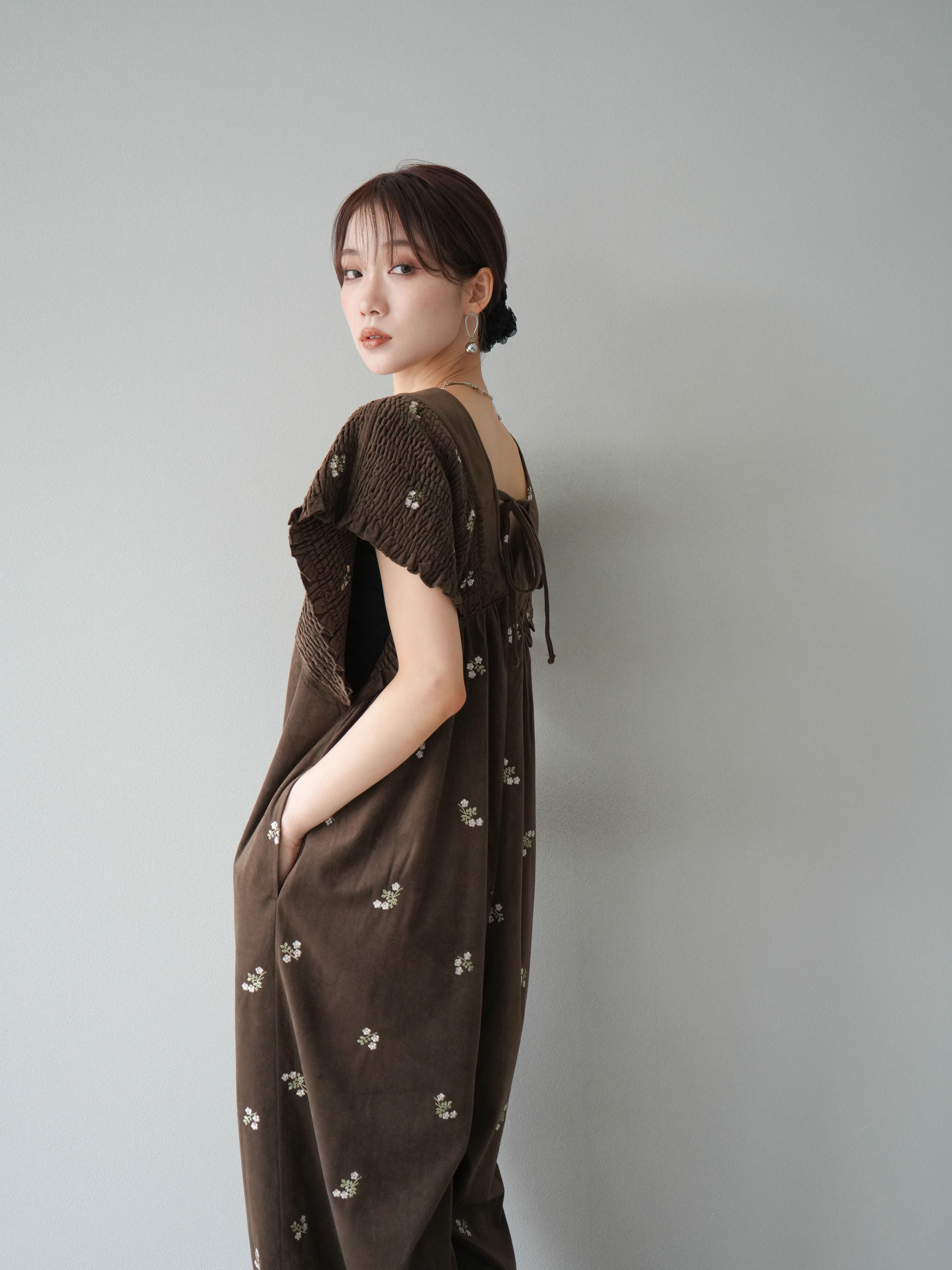 予約]ベロアフラワー刺繍シャーリングサロペット/ブラウン – Lumier