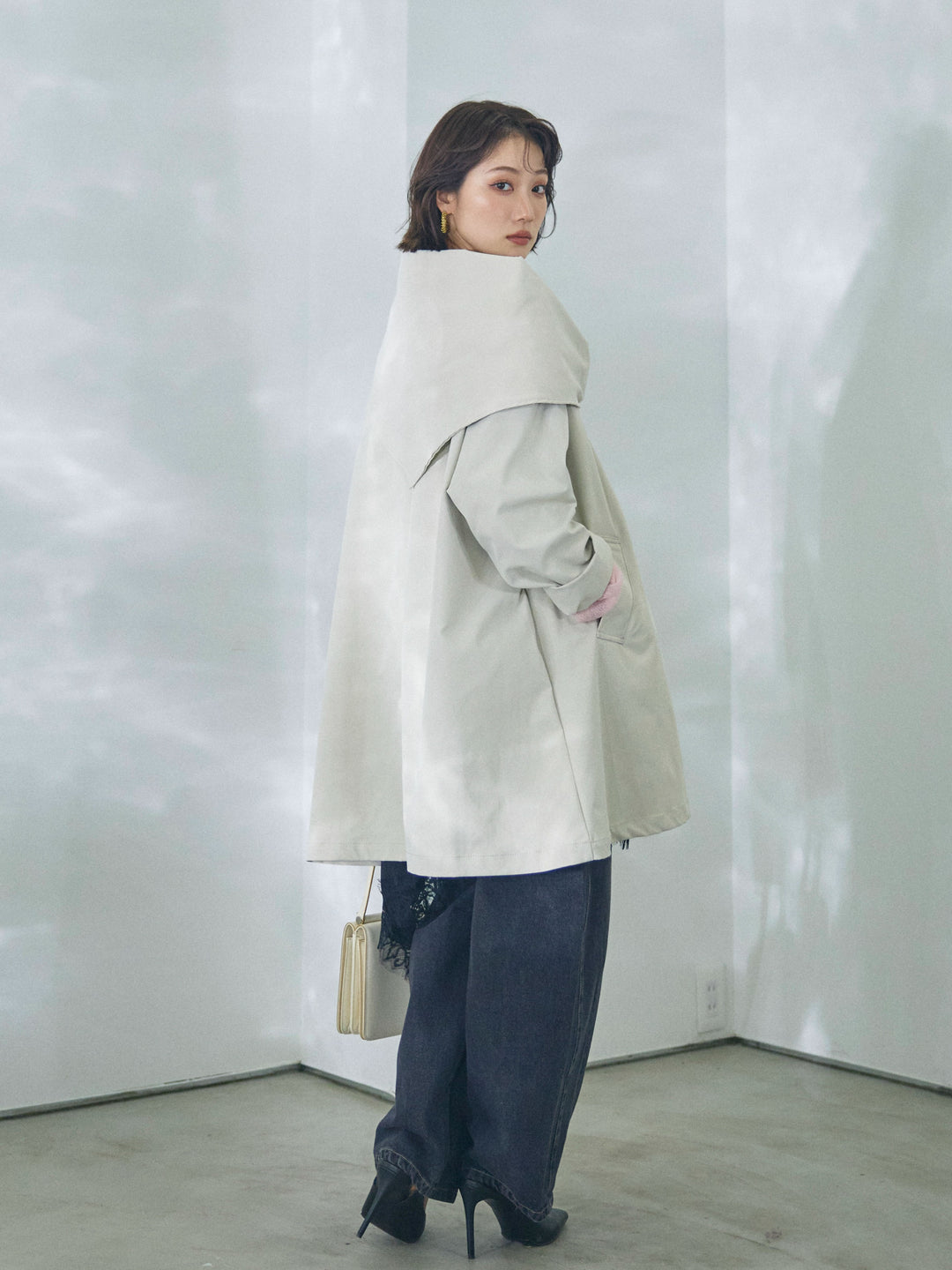 【Allure】[SET]スカーフ付ステンカラーミディアムコート+モヘアタッチ透かし編みボートネックニットプルオーバー+アシメカーブデニムパンツ(3set)