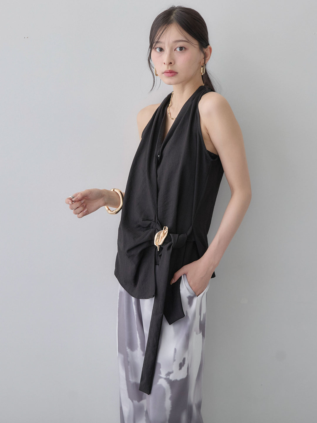 [予約]ゴールドモチーフカシュクールノースリトップス/black