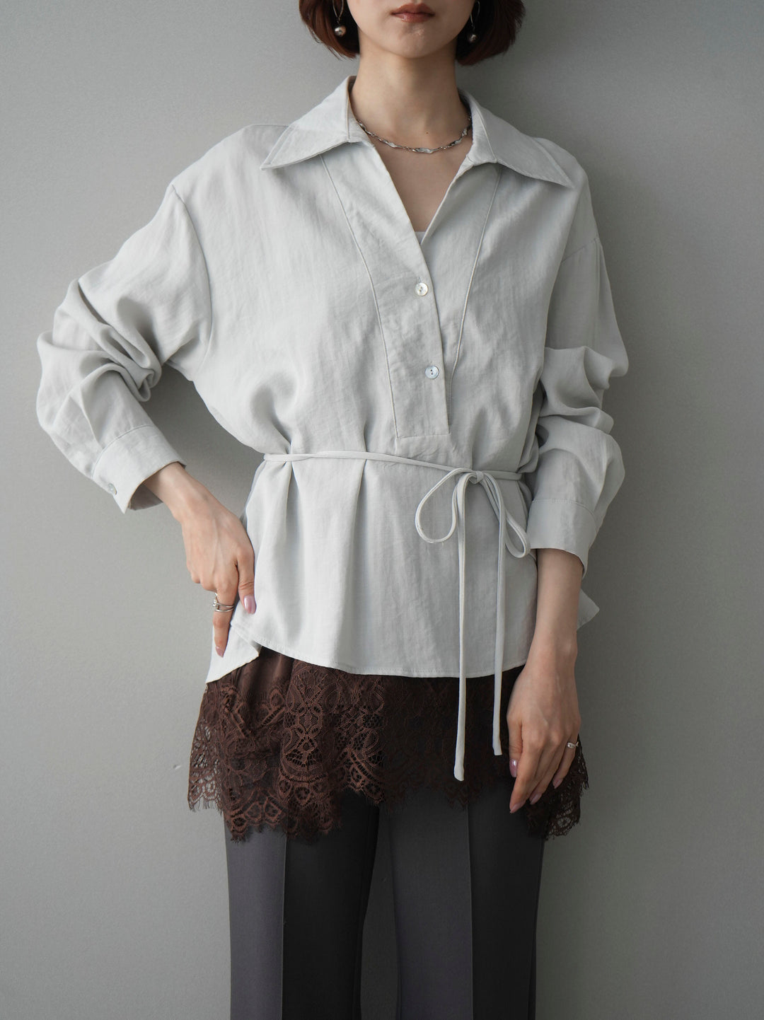 [SET]Vネック変形ラインシャツ+レーストリムキャミソール(2set)