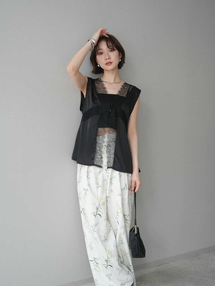 【預購】緞面交叉蕾絲上衣 / 黑色