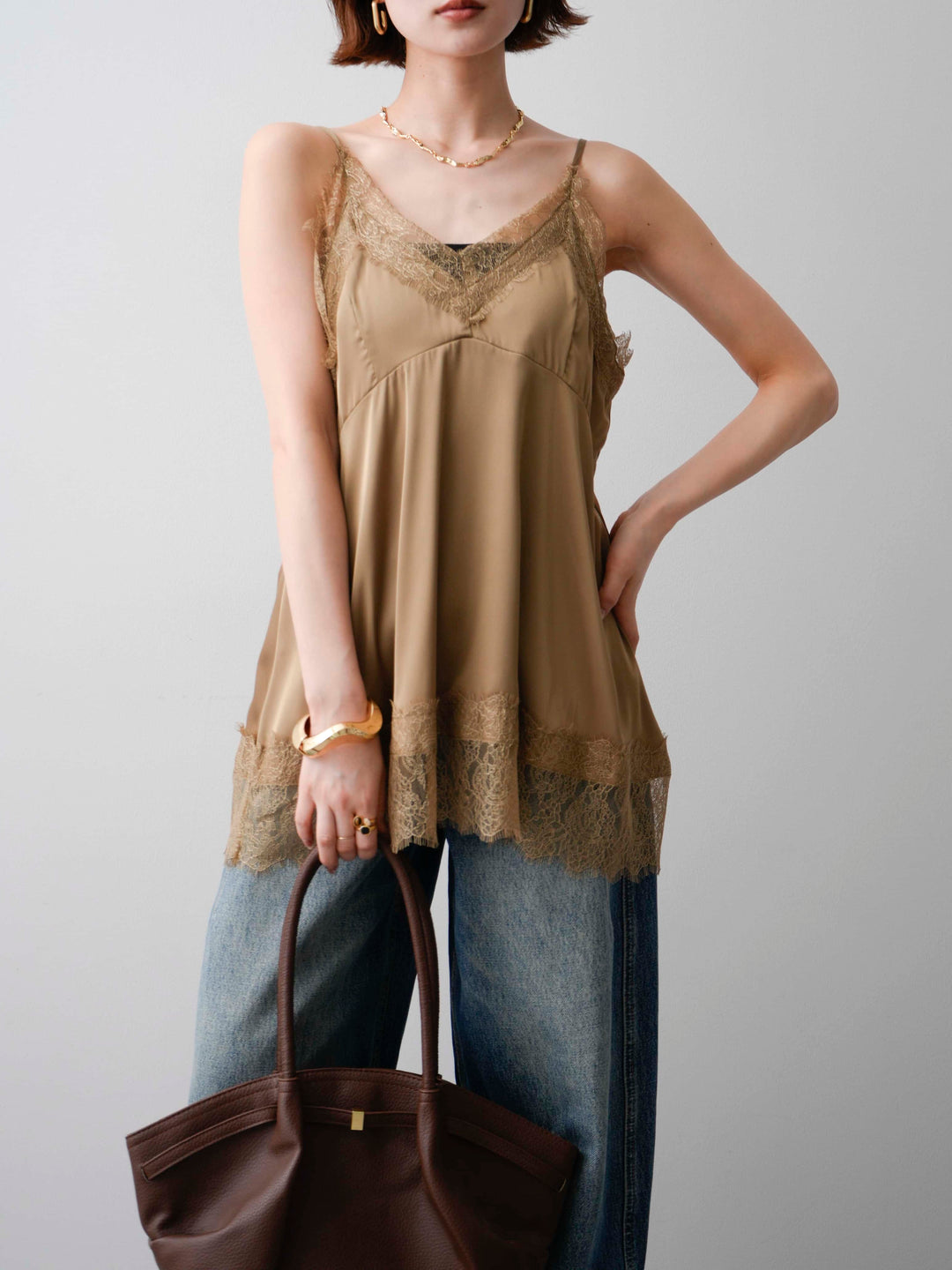 【套裝】蕾絲邊緞面吊帶背心 + 不對稱一觸式手鐲（2 件組）