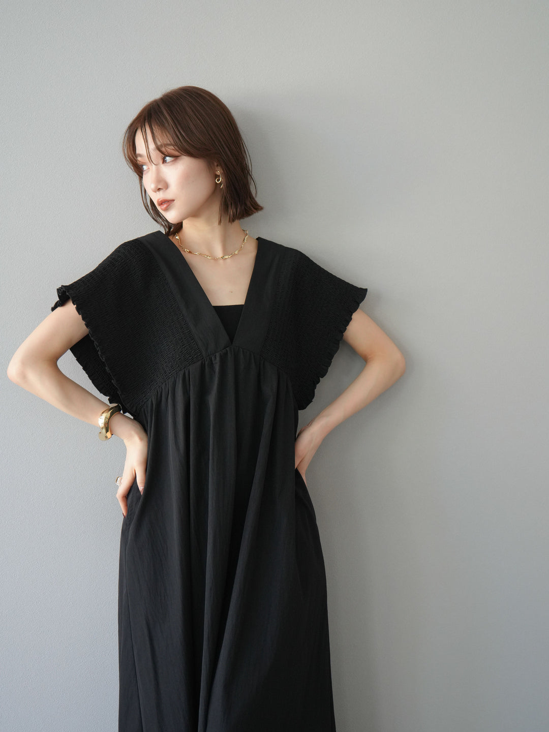 [予約]シャーリングVネックワンピース/ブラック