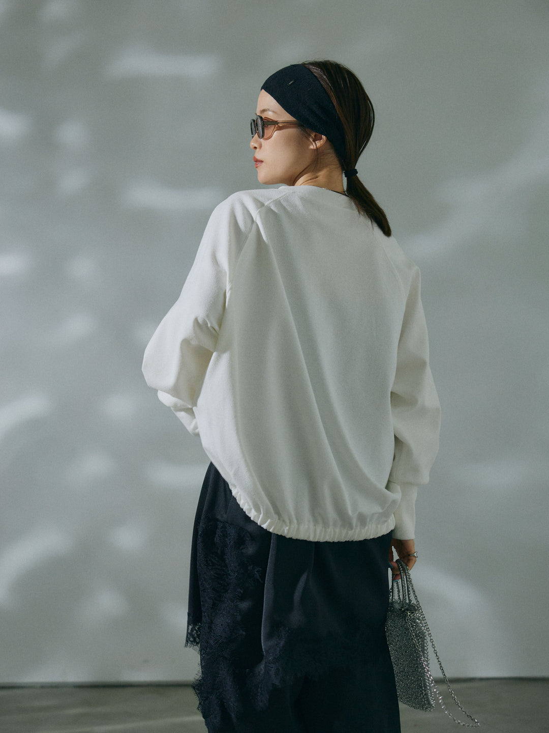 【Allure】[SET]ブークレダンボールロゴ刺繍プルオーバー+アシンメトリーサテンレースキャミソール(2set)