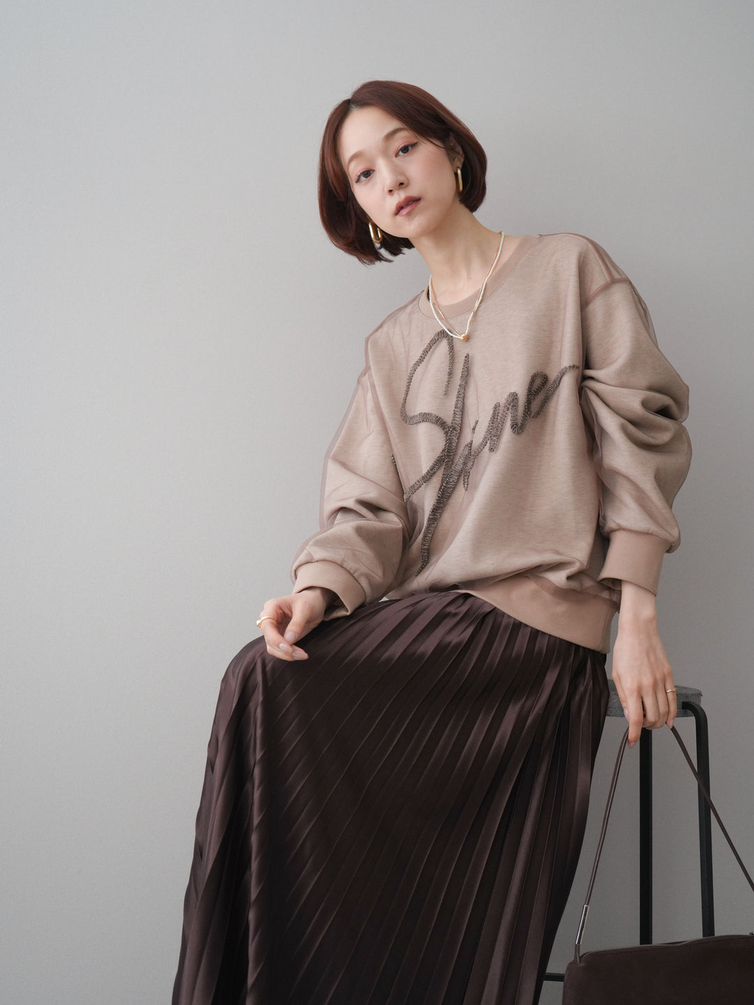 [SET]チュールレイヤードロゴスエットプルオーバー+サテンプリーツマキシスカート(2set)