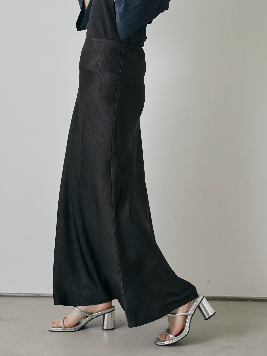 【預購】緞面水洗窄裙/黑色