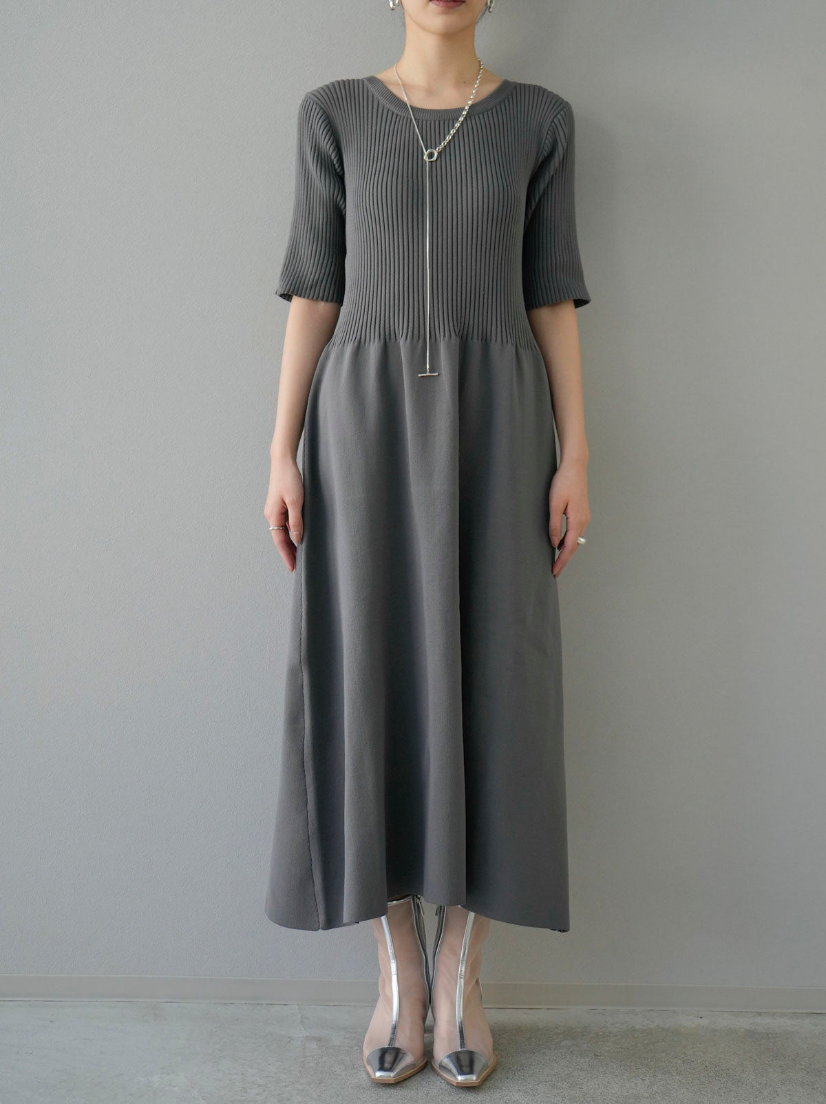 予約]ポリエステルニットペプラムワンピース/グレー – Lumier